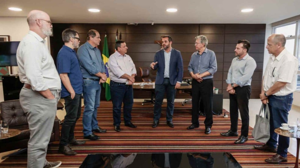 Reunião com autoridades jundiaienses no paço municipal.
