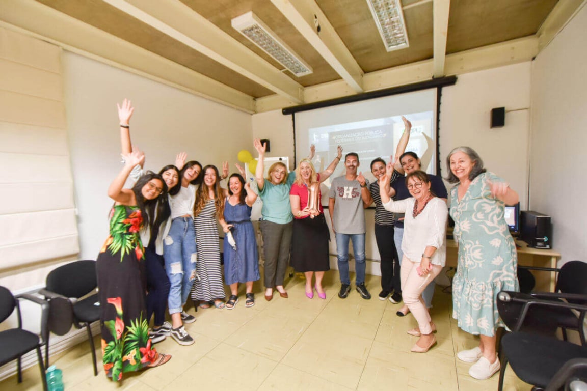 Pessoas comemorando em sala