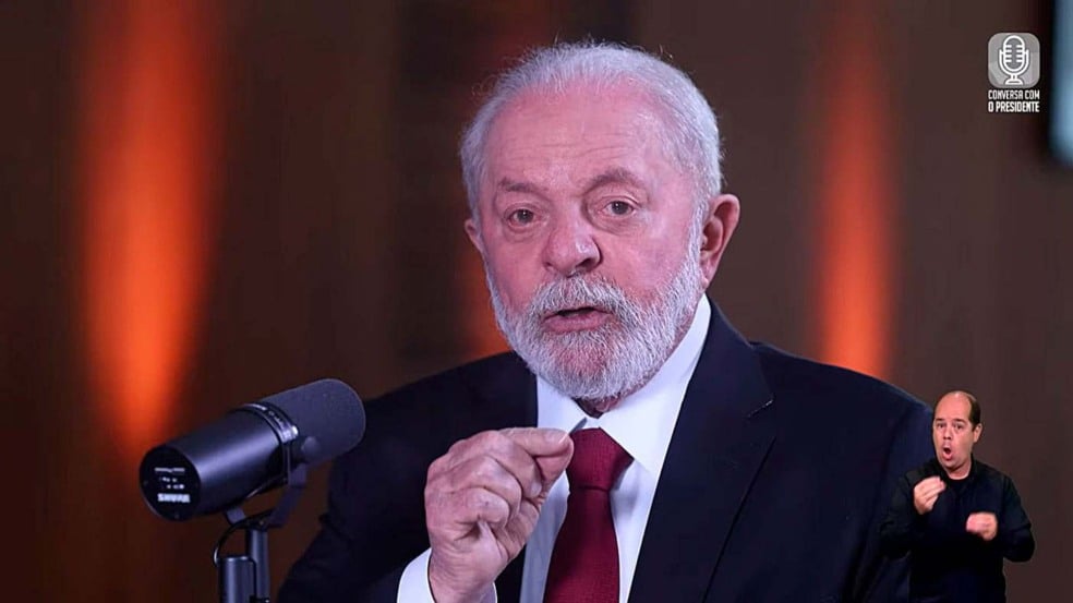 Presidente Lula falando ao microfone em transmissão pelo Canal GOV Presidente Lula falando ao microfone em transmissão pelo Canal GOV