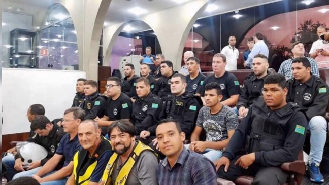 Motoboys e vigilantes sentados no auditório da Câmara durante sessão ordinária