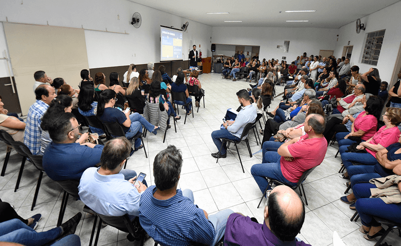 Foto panorâmica da sala de reunião repleta de moradores