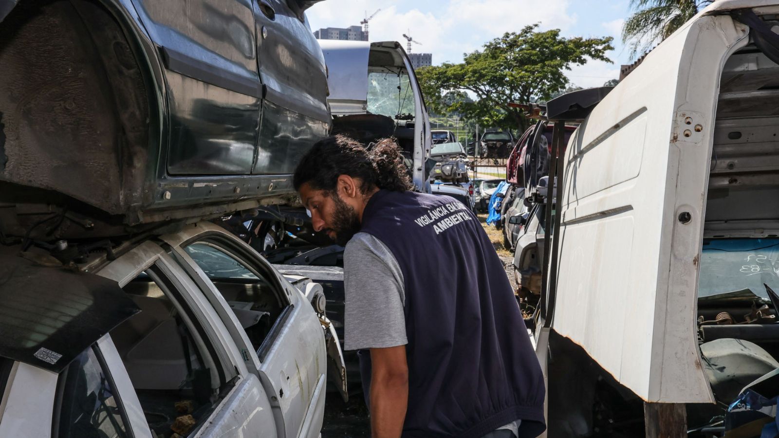Agente de saúde em ferro-velho.