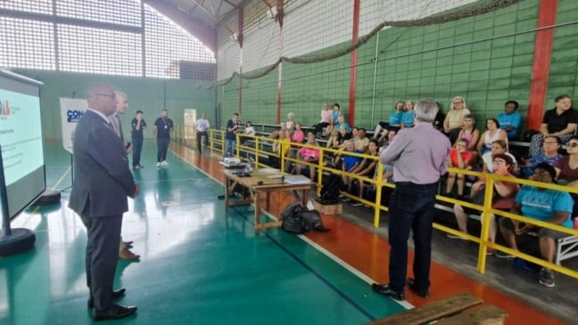 Profissionais do Procon Jundiaí palestrando.