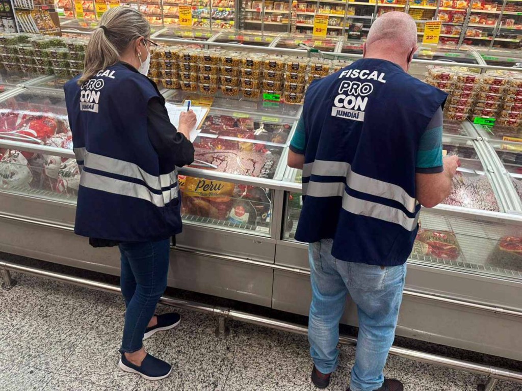 Fiscais do Procon Jundiaí em vistoria a supermercados