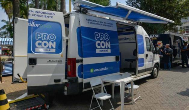 Unidade do Procon Móvel na Festa da Uva em Jundiaí, equipada para atender consumidores com serviços e orientações ao ar livre.