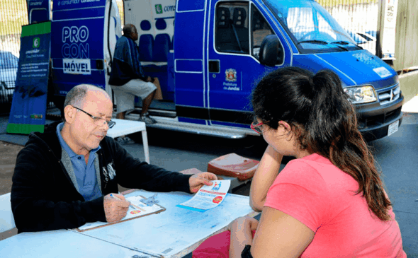 Servidor auxilia moradora em base do Procon Móvel