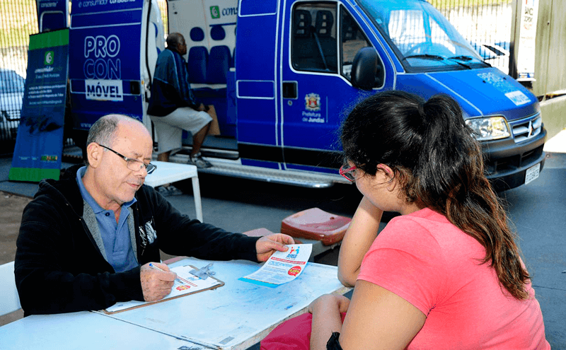 Servidor auxilia moradora em base do Procon Móvel