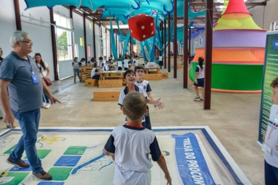 Crianças aprendendo por meio da brincadeira os direitos e deveres do consumidor