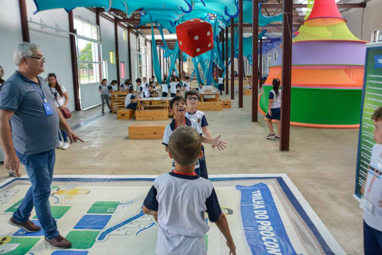 Crianças aprendendo por meio da brincadeira os direitos e deveres do consumidor