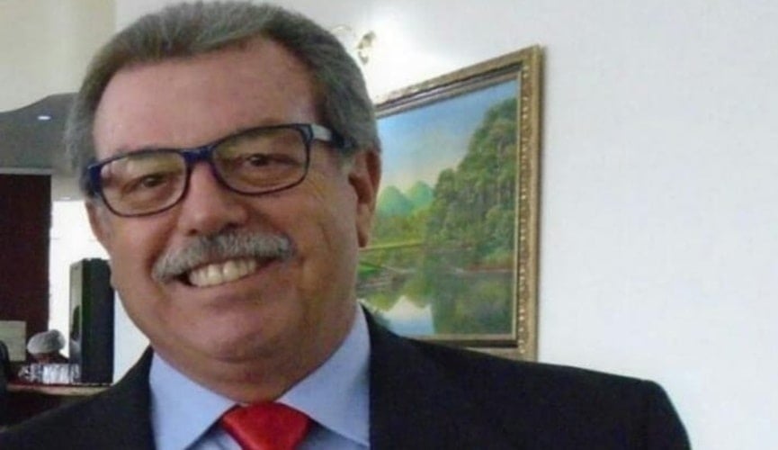 Foto de professor de óculos