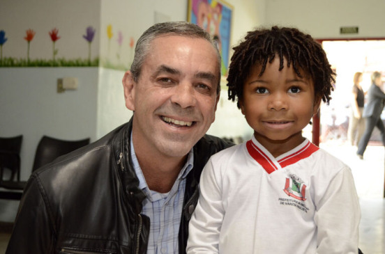 professor-rodolfo-ao-lado-de-criança-escola