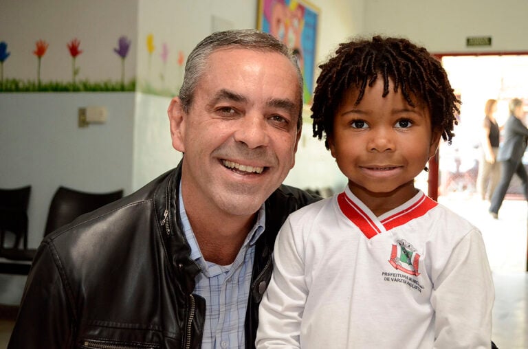 professor-rodolfo-ao-lado-de-criança-escola