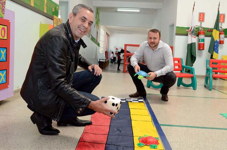 professor-rodolfo-entrega-de-brinquedos-educativos-compressed