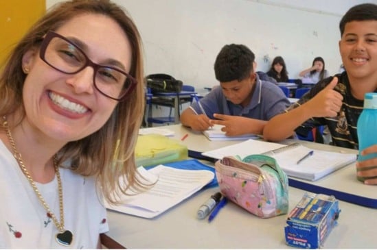 A professora Vanessa Bonassa em sala de aula com seus alunos