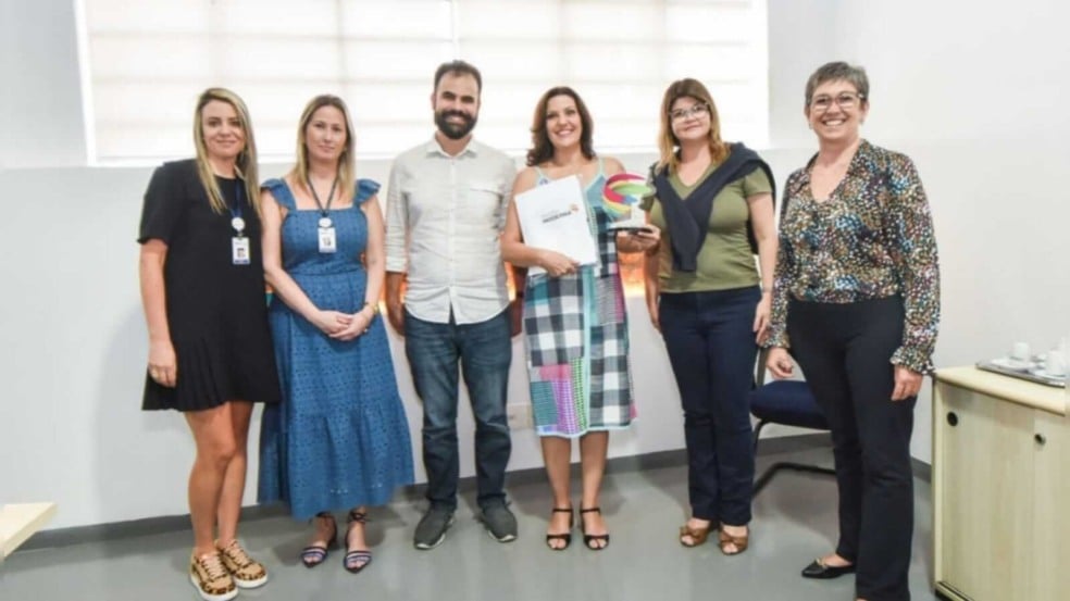 Mara (com o prêmio em mãos) reuniu inglês e solidariedade em trabalho premiado