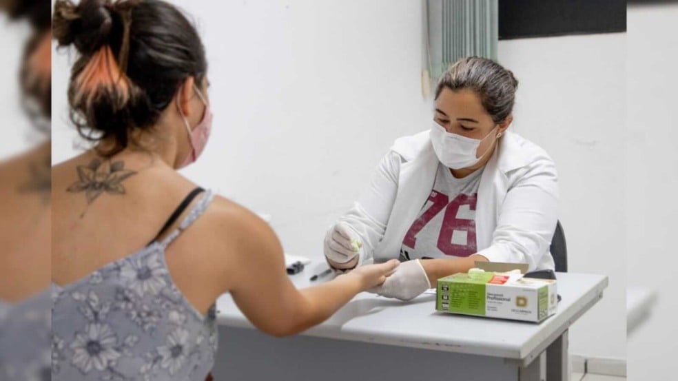 Médica fazendo atendimento a paciente no consultório