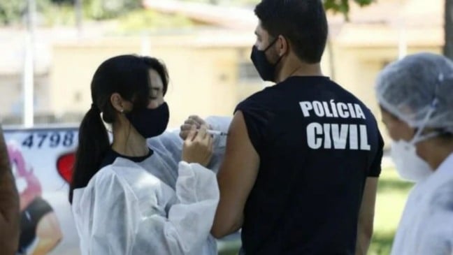 Policial Militar recebe primeira dose da vacina contra Covid19 em São Paulo