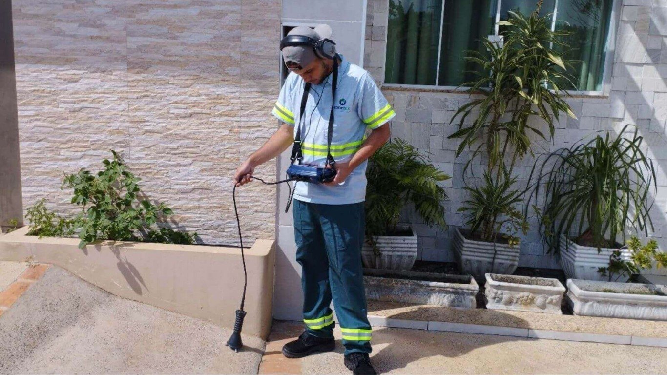 Técnico da DAE Jundiaí utiliza equipamento de detecção para localizar vazamentos subterrâneos