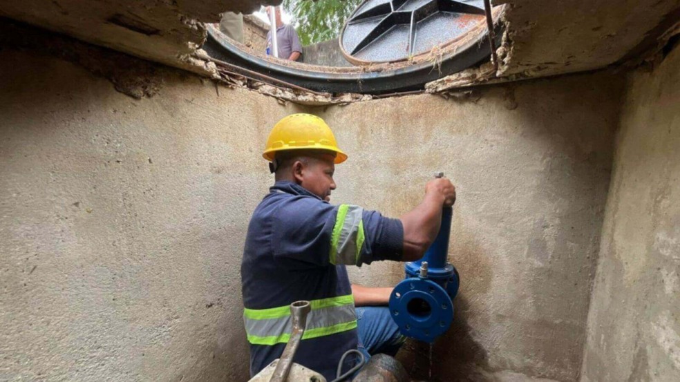 Trabalhador da DAE Jundiaí realiza manutenção em tubulação subterrânea como parte do programa de caça a vazamentos