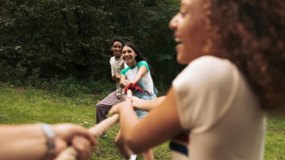 Adolescentes brincando.