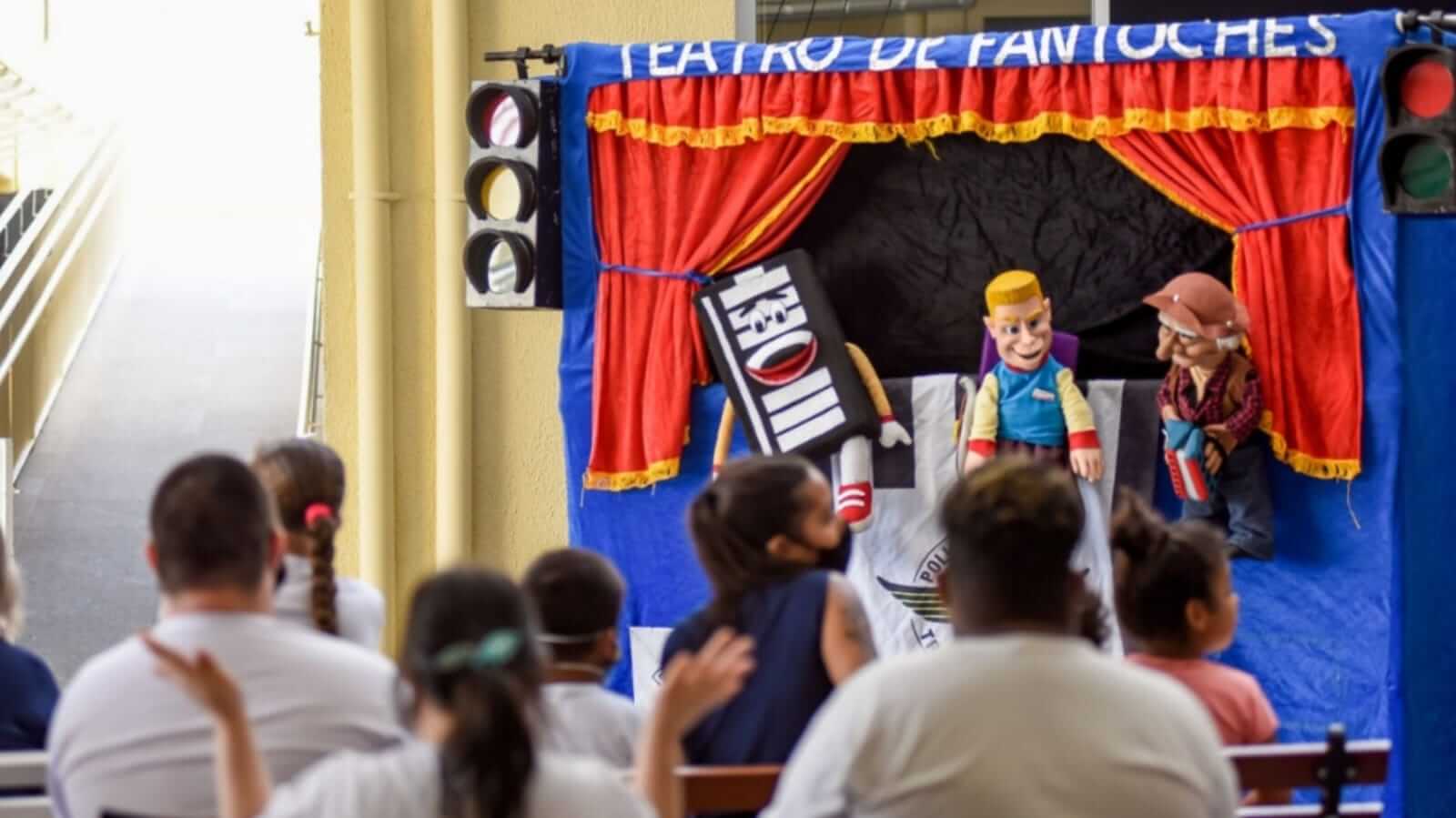 Apresentação de Fantoches sobre a educação no transito