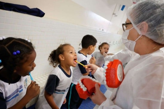 Equipe do Programa explica a importância da escovação e auxilia na prática. Foto: Prefeitura de Jundiaí
