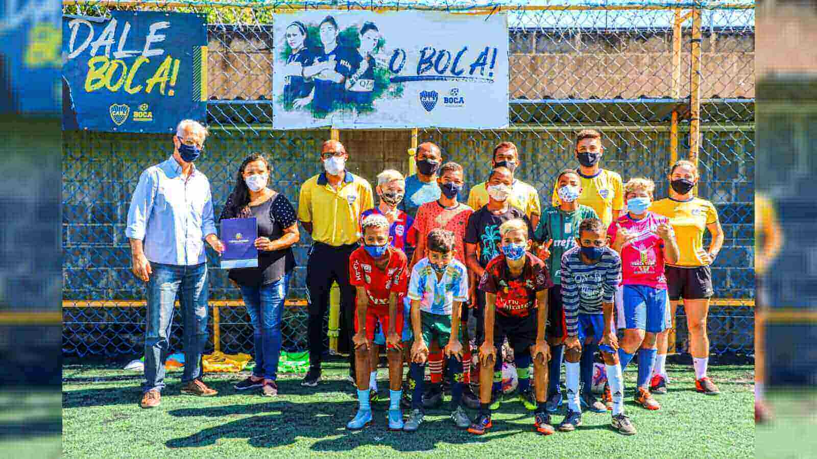 Pessoas em formação para foto de time de futebol, Projeto social