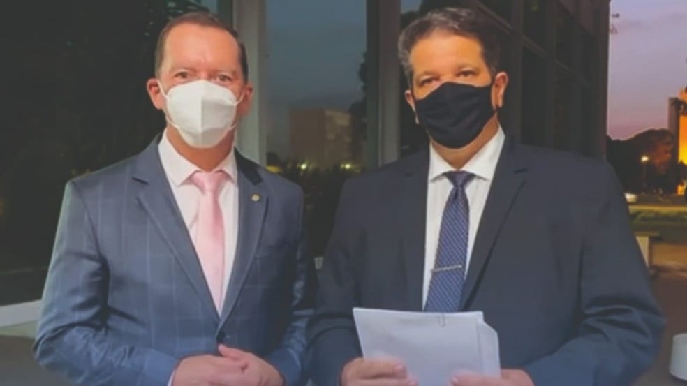 O prefeito Marcão Marchi entregou a proposta do projeto nas mãos do deputado federal, Vinícius Carvalho