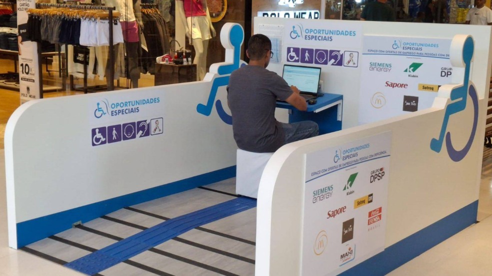 Pessoa utilizando cabine.