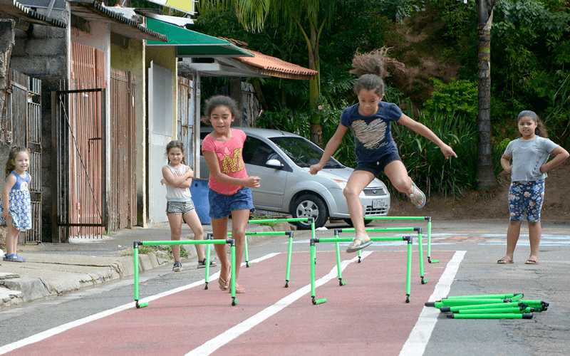 Crianças brincando de corrida de obstáculos