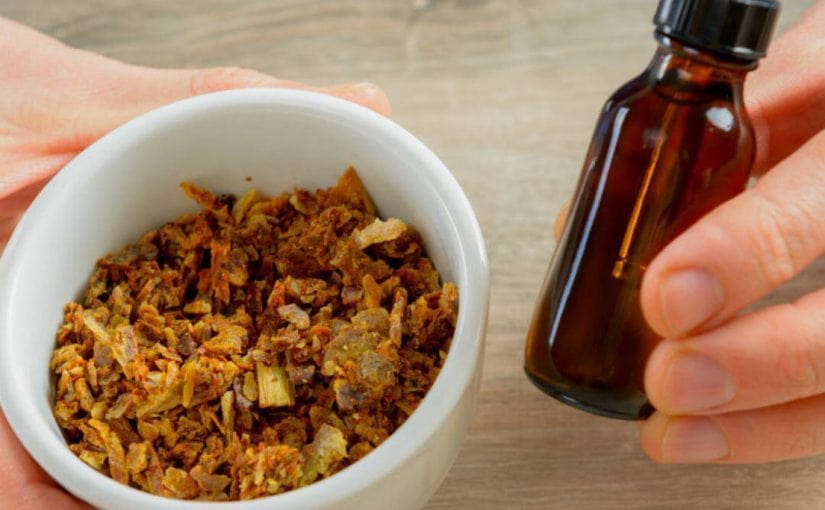 Foto de própolis com vidro ao lado