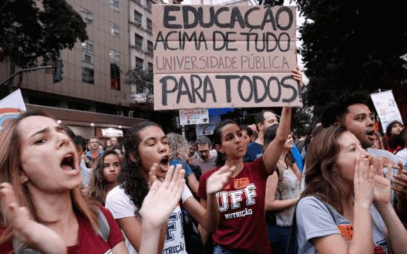 Estudantes protestaram quando o corte foi confirmado no início do ano. (Foto: Fernando Frazão - Agência Brasil/Agência Brasil)