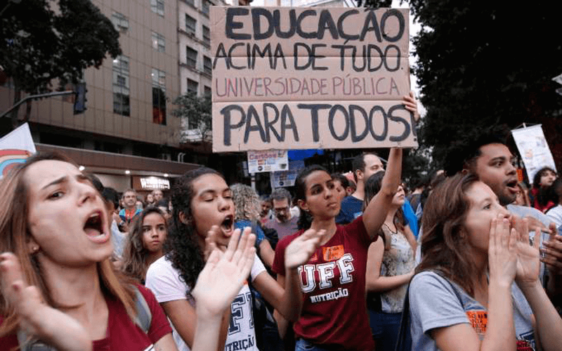 Estudantes protestaram quando o corte foi confirmado no início do ano. (Foto: Fernando Frazão - Agência Brasil/Agência Brasil)