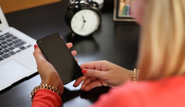 Foto de mulher segurando celular