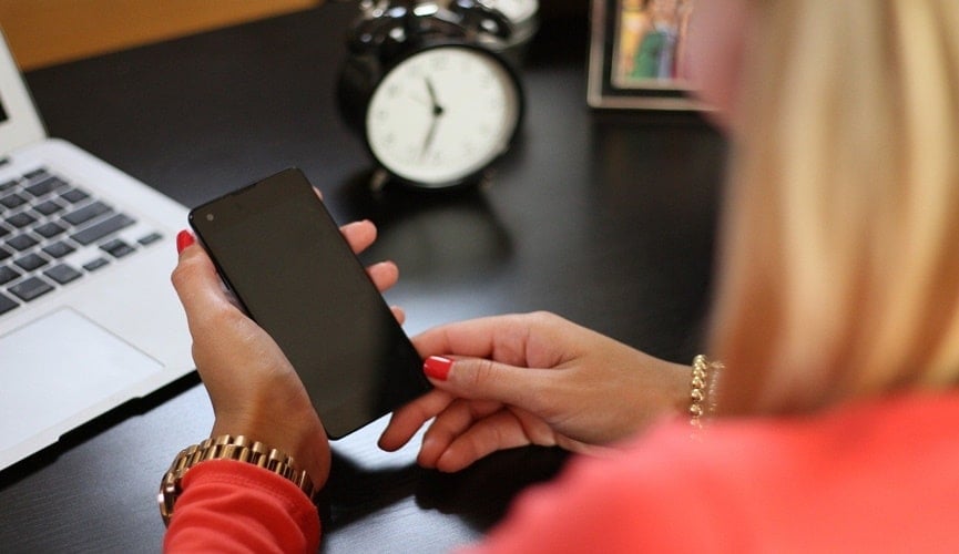 Foto de mulher segurando celular