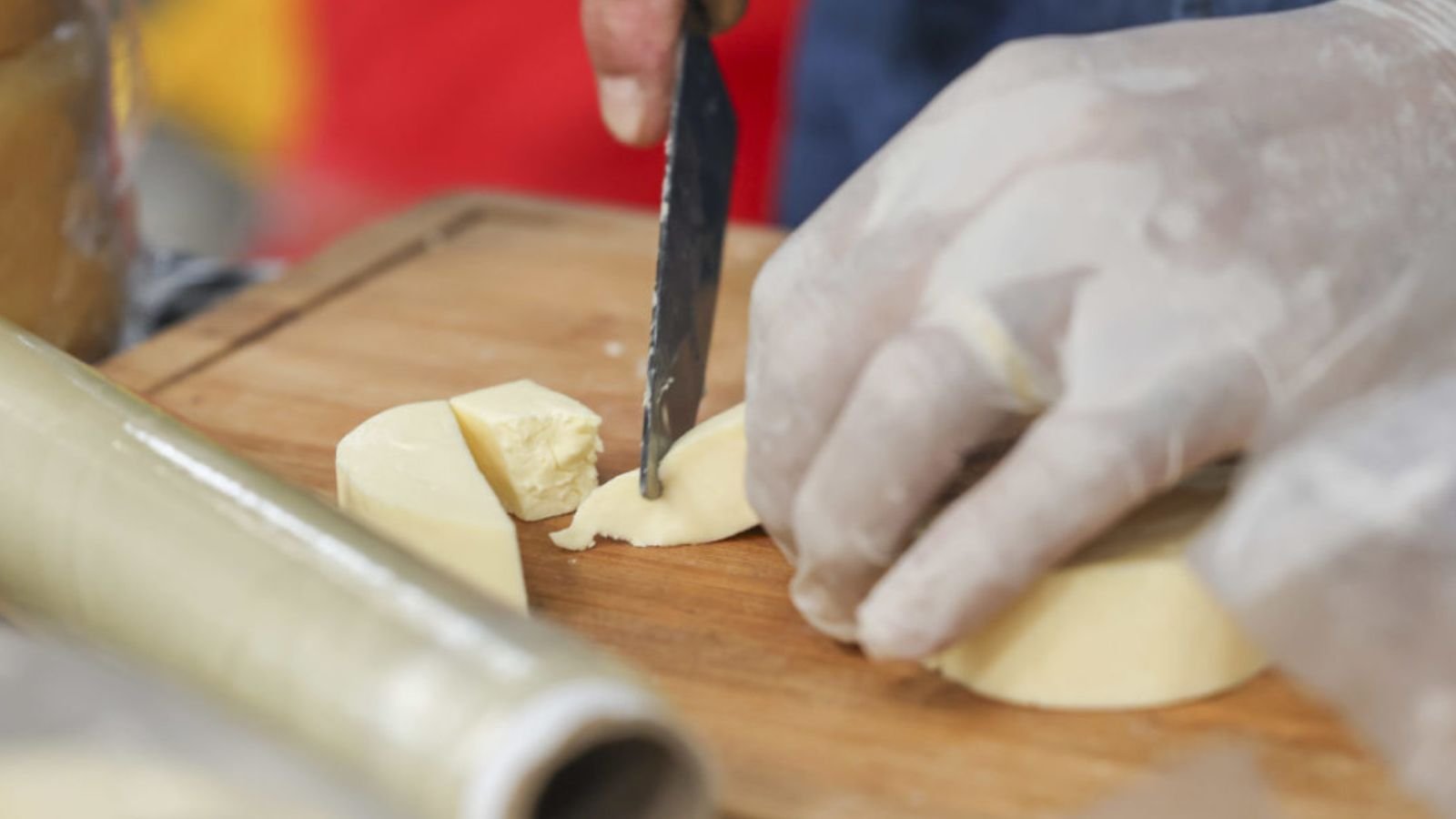 Pessoa cortando queijo