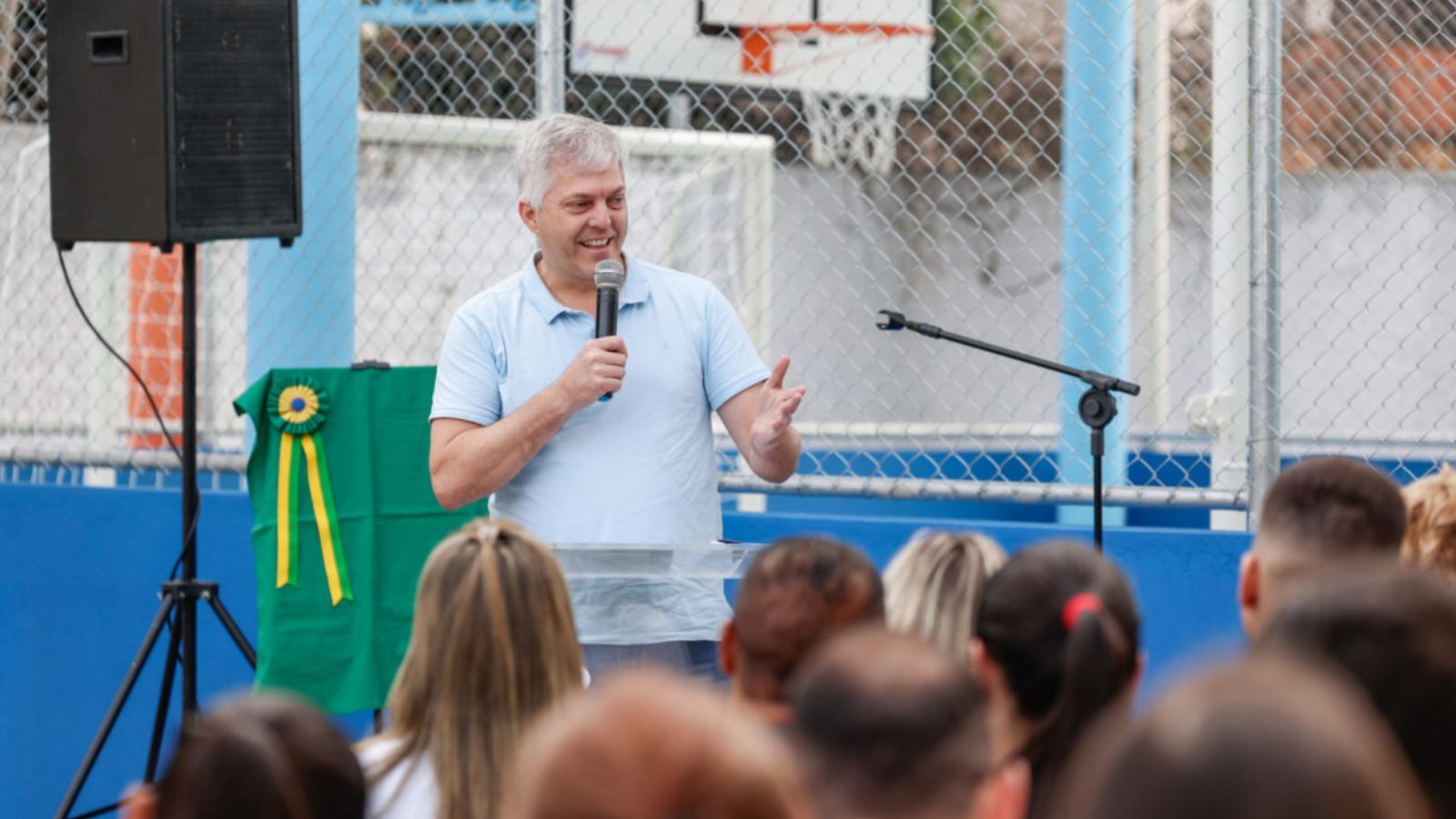 Vice-prefeito Ricardo Benassi discursando em evento de escola municipal de Jundiaí