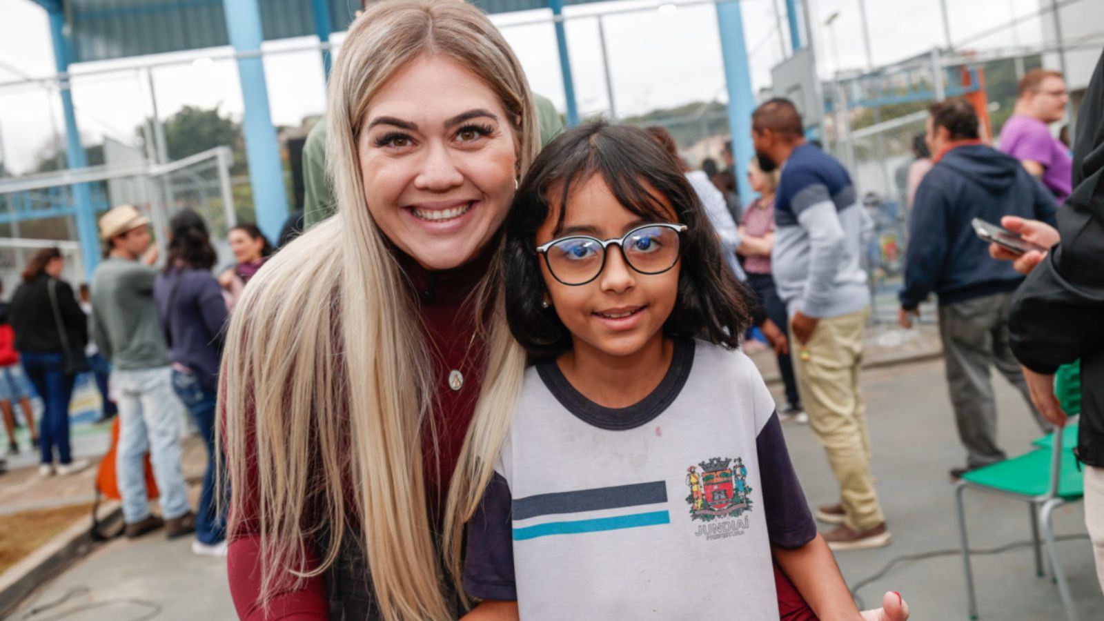 Primeira-dama Ellen Camila com criança aluna de escola municipal de Jundiaí