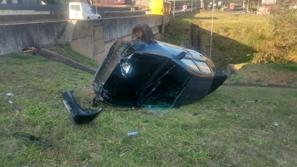 Carro capotou na Anhanguera
