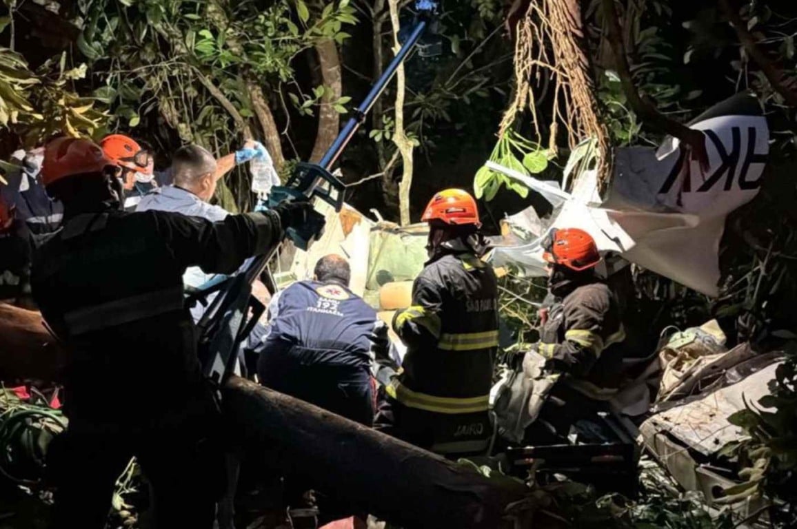 Equipes de resgate trabalham à noite entre destroços de avião monomotor Cessna 152 que caiu em área de mata em Itanhaém.