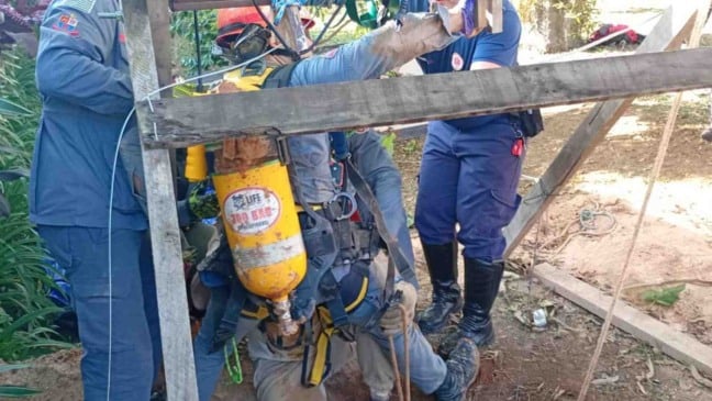 Idoso cai em poço.