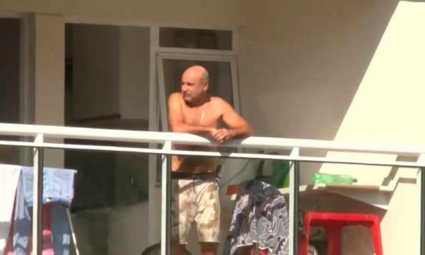 Queiroz em seu apartamento onde cumpre prisão domiciliar, no Rio. (Foto: Reprodução / Agência O Globo)