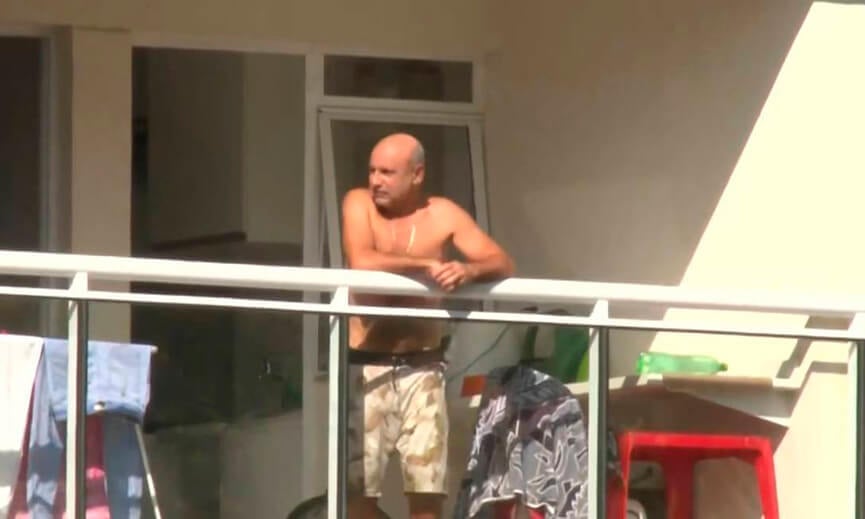 Queiroz em seu apartamento onde cumpre prisão domiciliar, no Rio. (Foto: Reprodução / Agência O Globo)