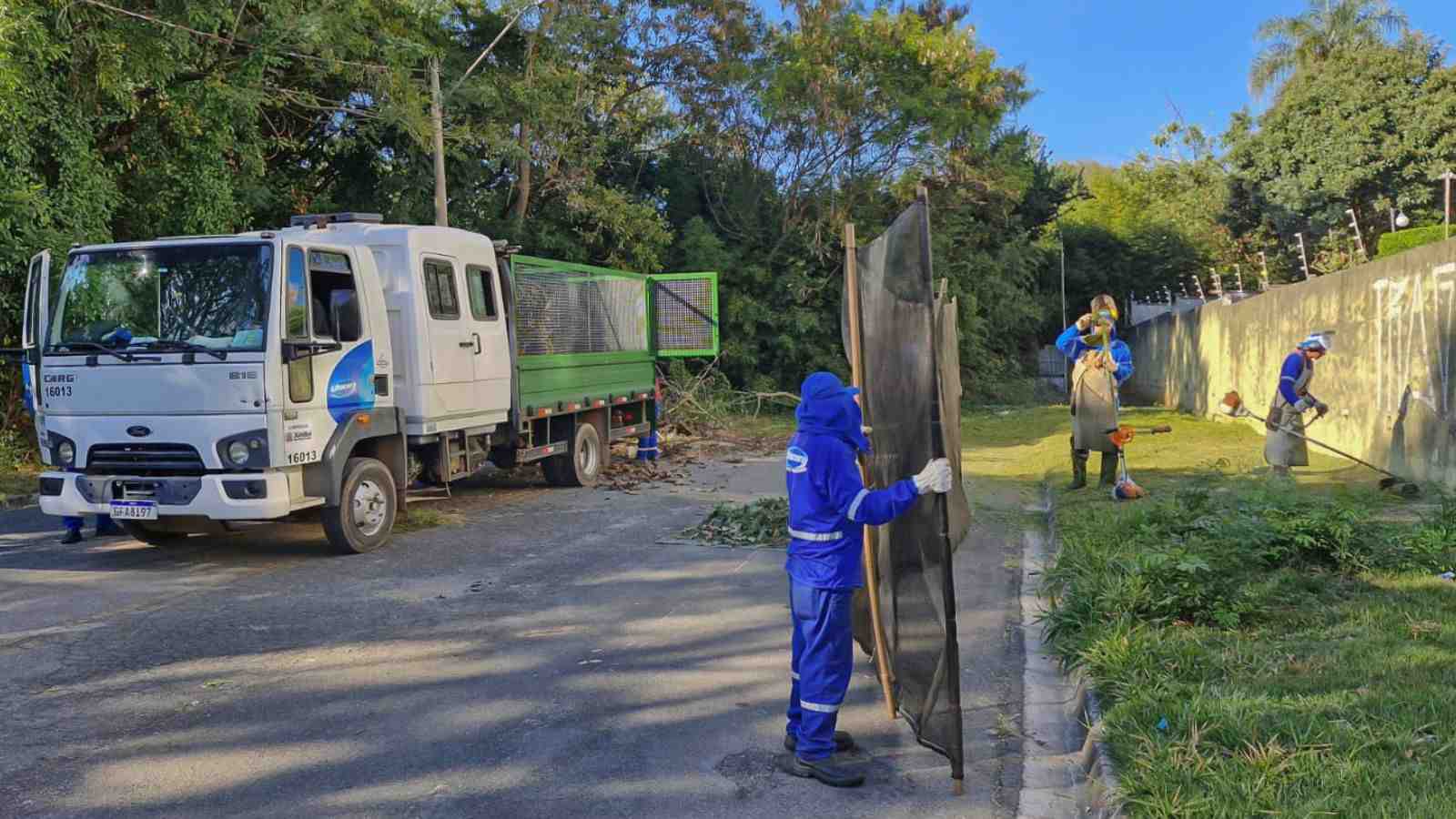 Servidores públicos em ação do programa 'Quem Ama, Cuida'.