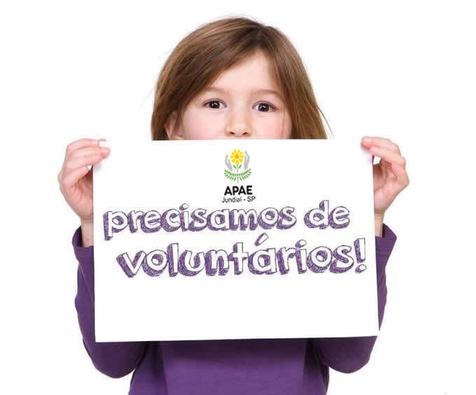 Menina segurando placa da APAE Jundiaí