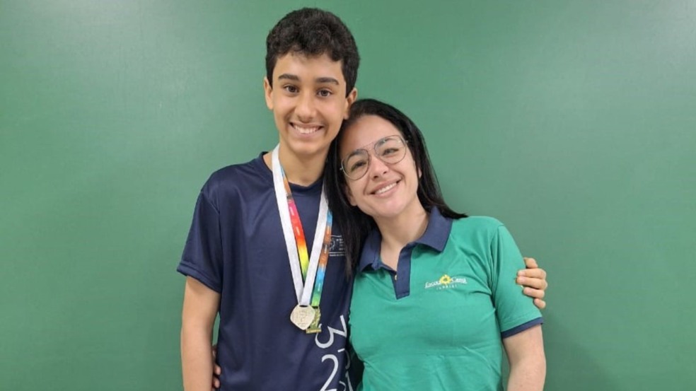 Aluno com professora.