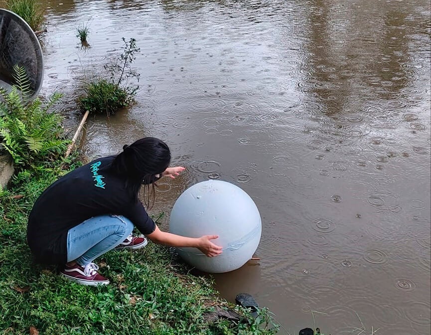 Aluna da EtecBest desenvolve drone. (Foto: Divulgação)