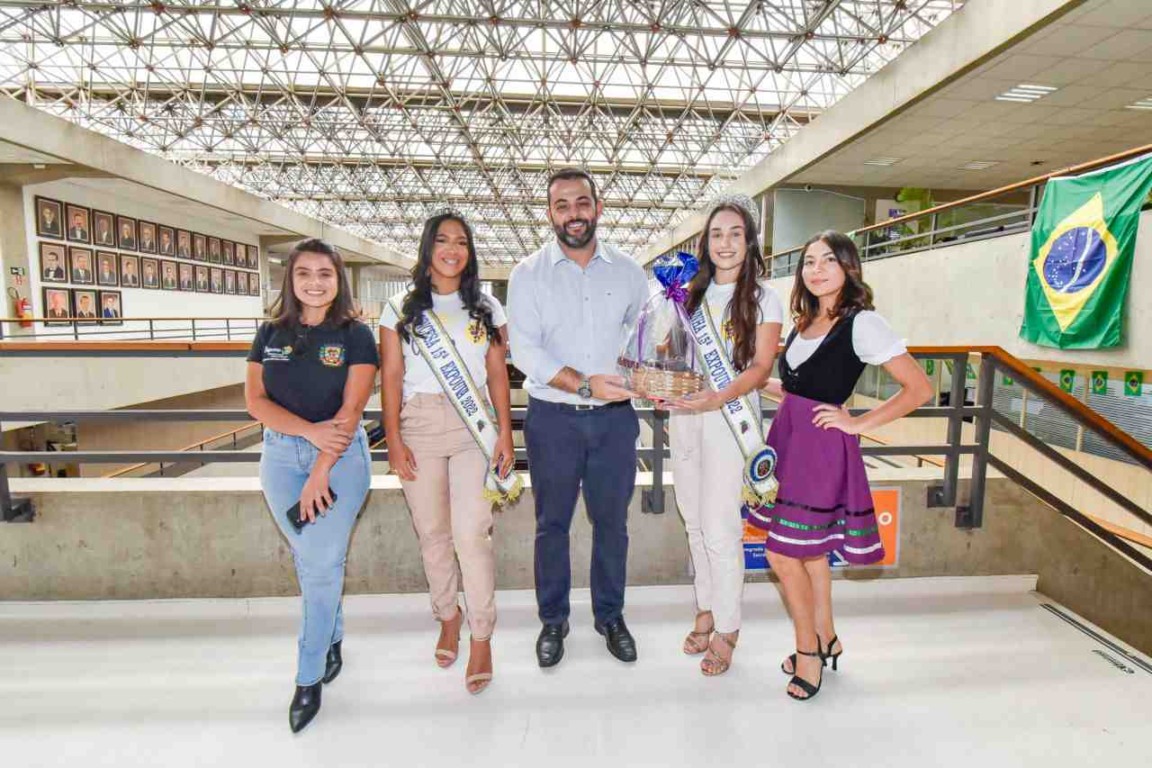 rainha_da_uva_itupeva_entrega_convite_gustavo_martinelli-jundiai-compressed