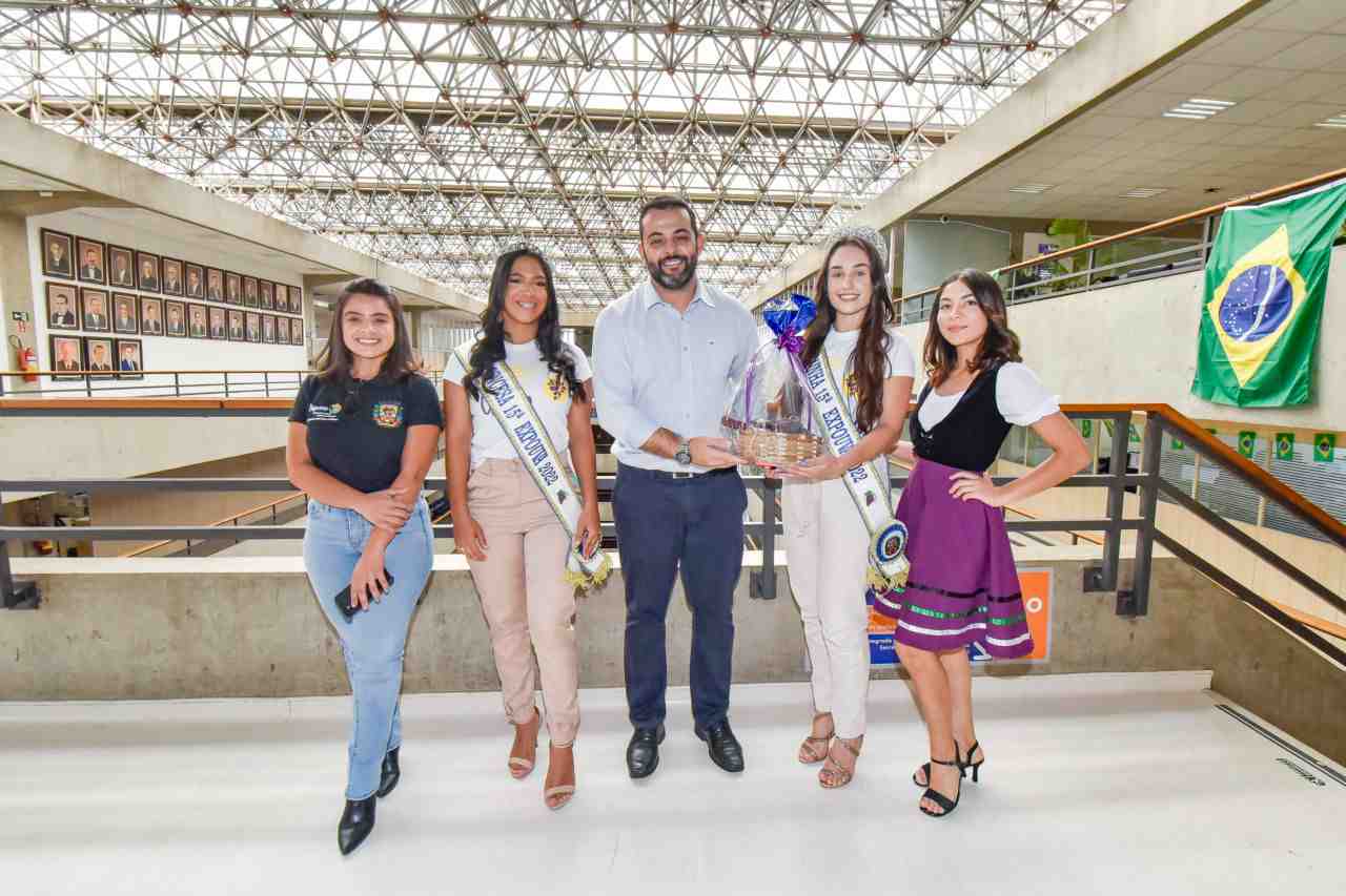 rainha_da_uva_itupeva_entrega_convite_gustavo_martinelli-jundiai-compressed