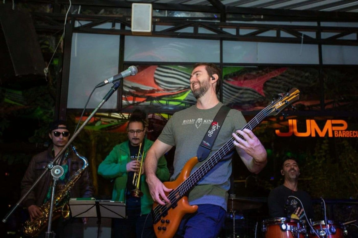 A banda, em show dos 23 anos, também no Jumpbarbecue. Foto: Divulgação/Raízes Rasta A banda, em show dos 23 anos, também no Jumpbarbecue. Foto: Divulgação/Raízes Rasta